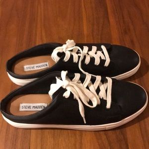 Steve Madden “Loren” sneaker